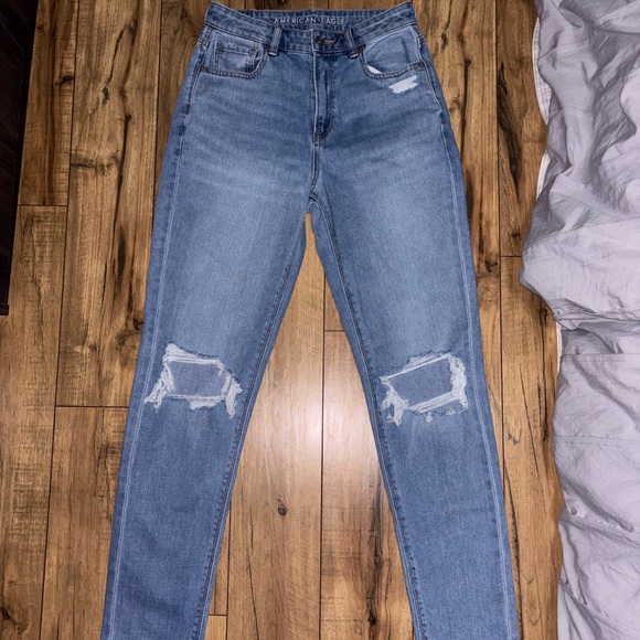 Like New American Eagle ripped Mom Jeans - Picture 1 of 7